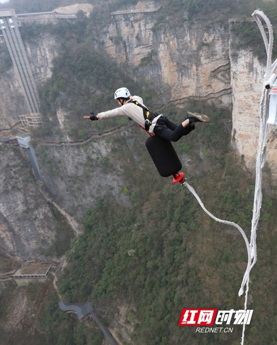 张家界大峡谷景区:惊险体验游 快乐享假期