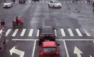 前段时间 在北塔大道与崀山路交汇口 发生一起交通事故 一辆电动车闯