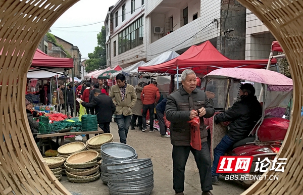 何颖)春分"赶分社,是兴起于明清时期,衡东县草市镇延续至今的习俗
