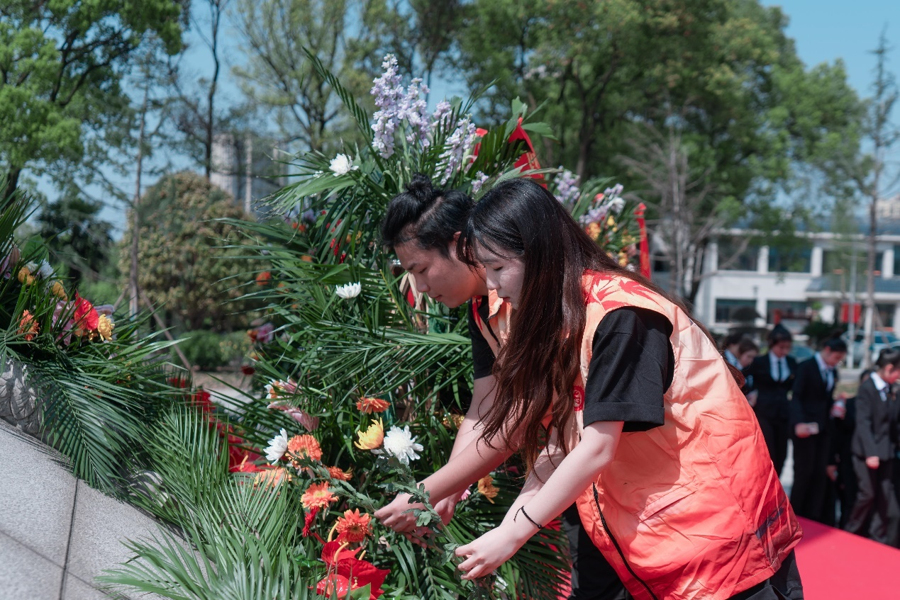 长沙理工大学志愿者敬献鲜花