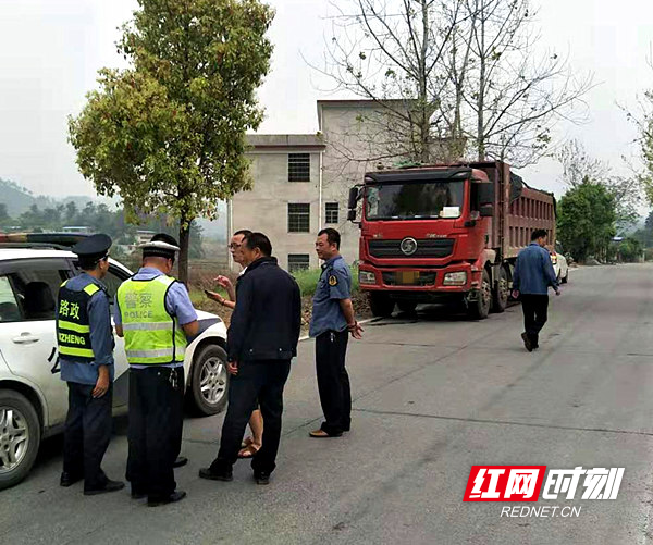 3月30日,宜章县治超执法人员在瑶岗仙镇长策路开展治超专项整治行动.