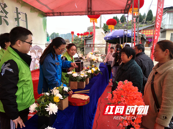 慈利县:万束鲜花唱出文明祭祀好风尚