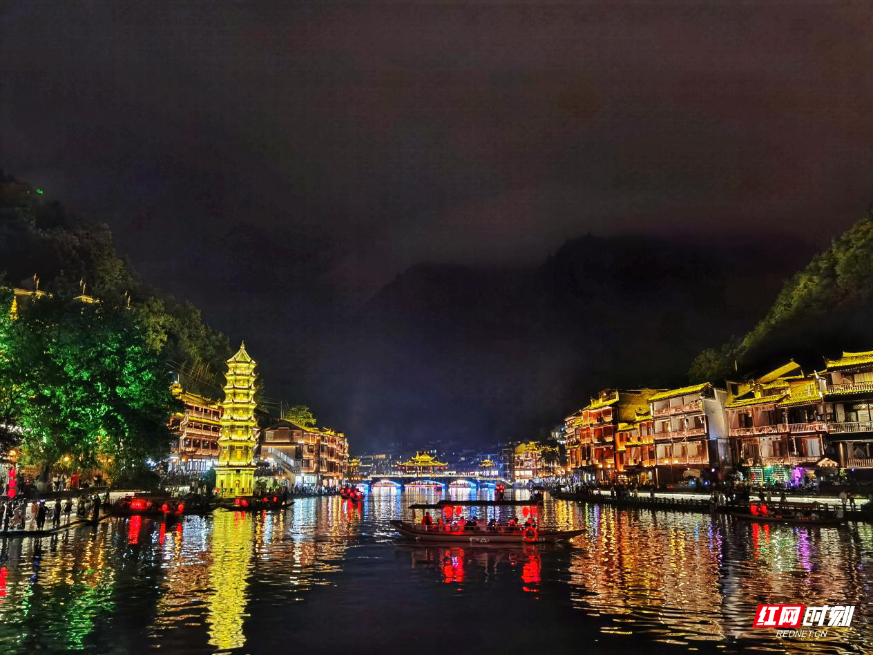 组图丨夜色撩人 凤凰古城浪漫夜景醉游人