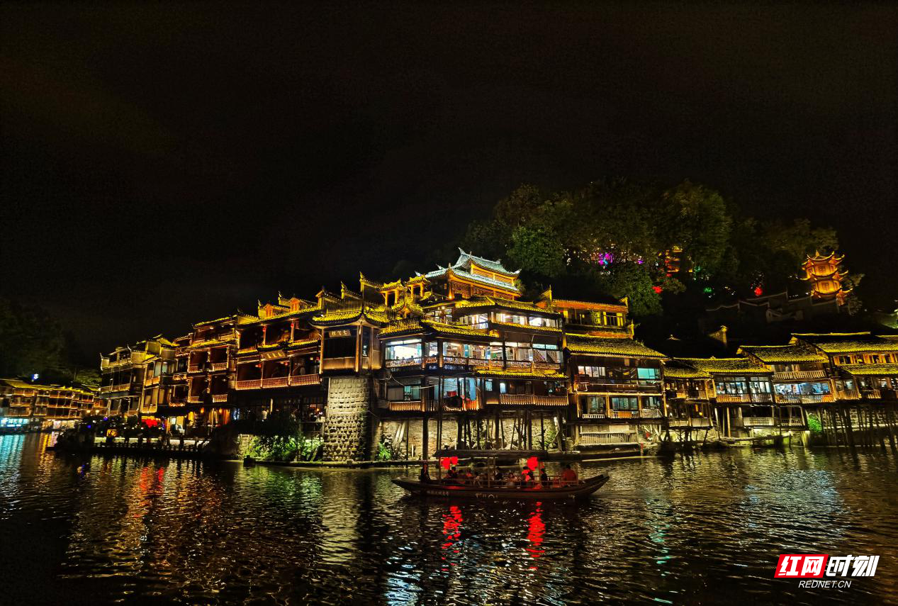 组图丨夜色撩人 凤凰古城浪漫夜景醉游人