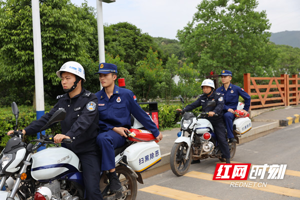 汝城县消防救援大队到沙洲景区巡护执勤,闪亮火焰蓝.