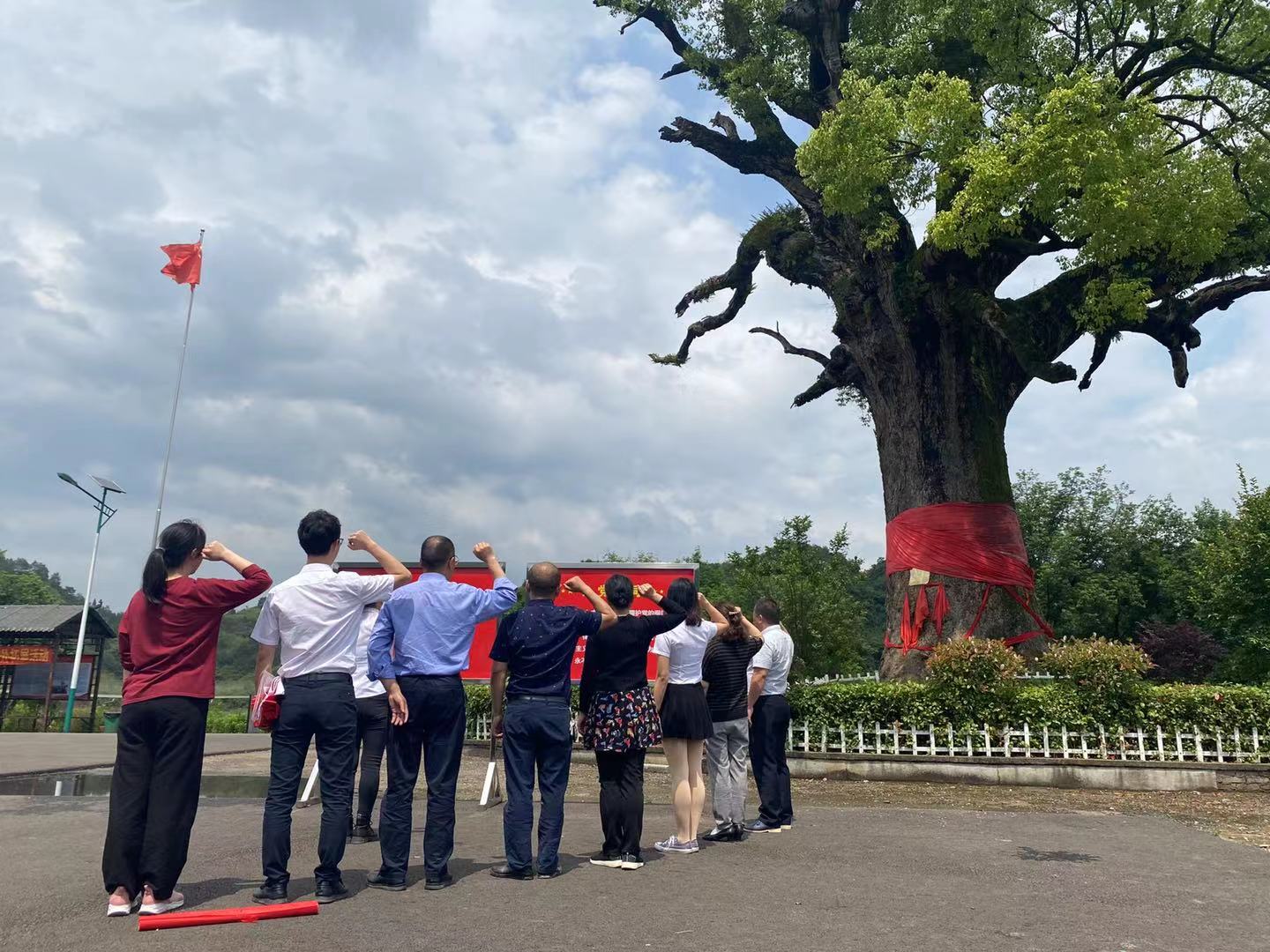 协合乡中心学校党支部赴慈利县溪口镇樟树村开展党史学习教育