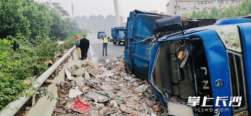 渣土车翻车,满车砖渣铺满匝道造成大拥堵.