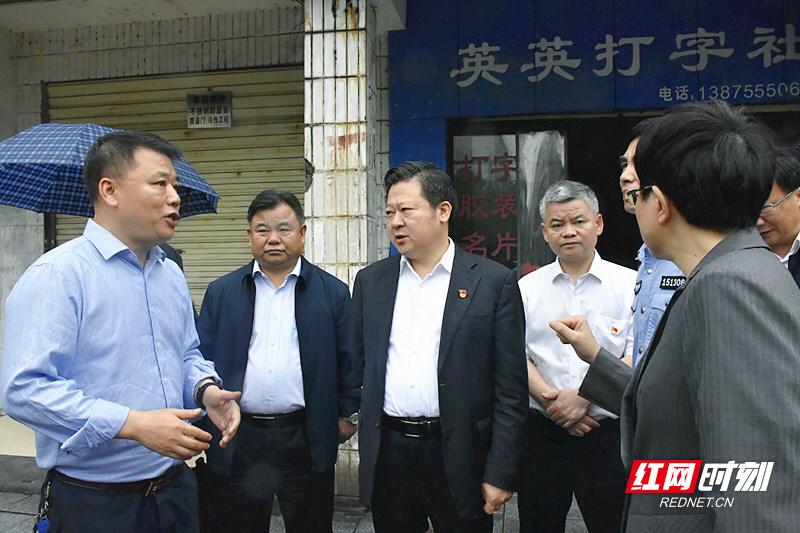 郴州市委书记刘志仁在湘南附小了解交通安全问题.