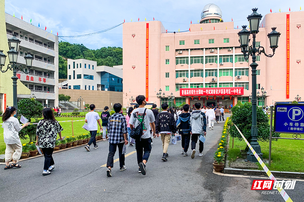 报名考生2323人,单招692人,实际参考1631人,统一在泸溪一中设66个考场