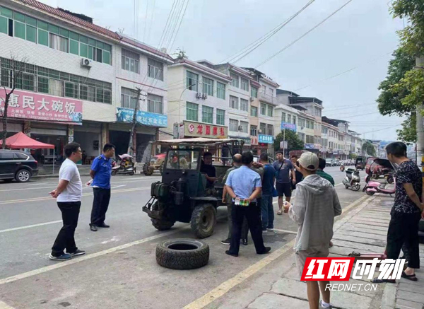 凤凰县阿拉营镇开展农机车辆道路交通顽瘴痼疾专项整治行动