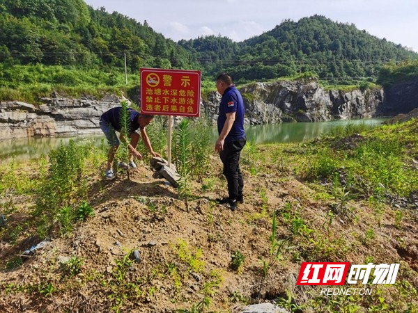 工作人员到禾库镇采石场设立警示标牌.