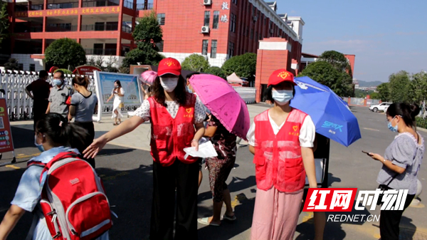 冷水滩:千名志愿者暖心护航开学_冷水滩_永州站