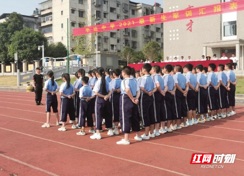 永州市李达中学:军训汇演展风采 飒爽英姿致青春