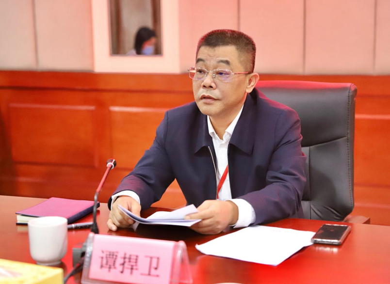 会议由县政协党组书记谭捍卫主持,县领导罗霄,胡明伟参加