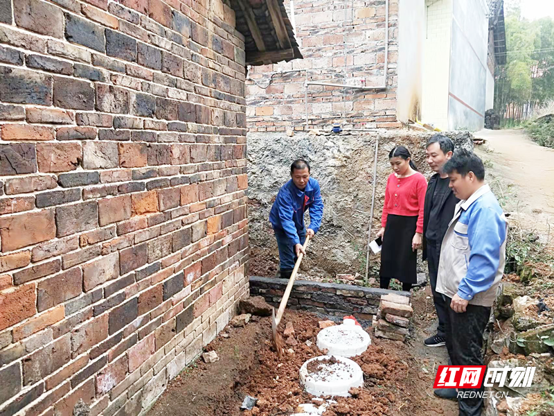 黄沙镇水源山村农村改厕施工现场.