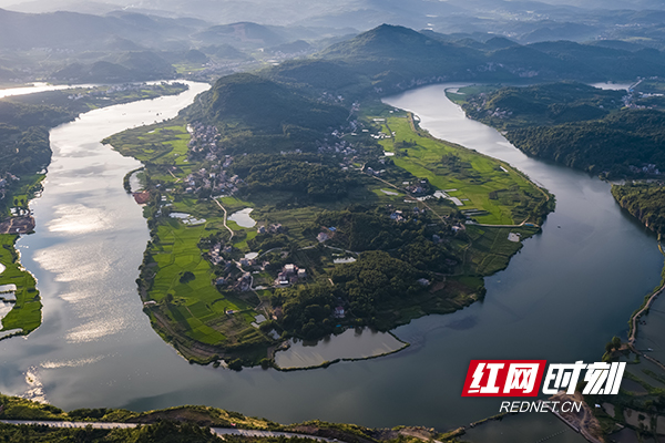 桃花村位于新宁县夫夷江清江桥河段,三面环水,一面背山.