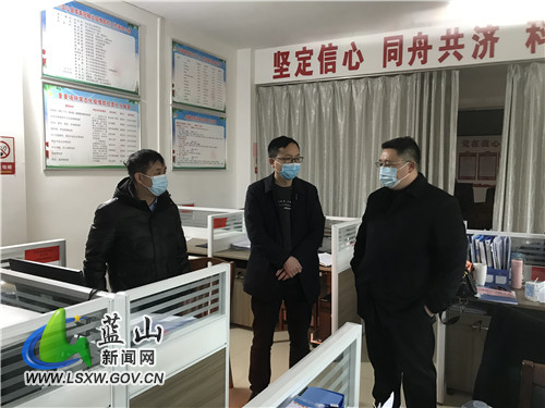 唐海涛)2月6日,县委常委,常务副县长张国材督导春节期间疫情防控和