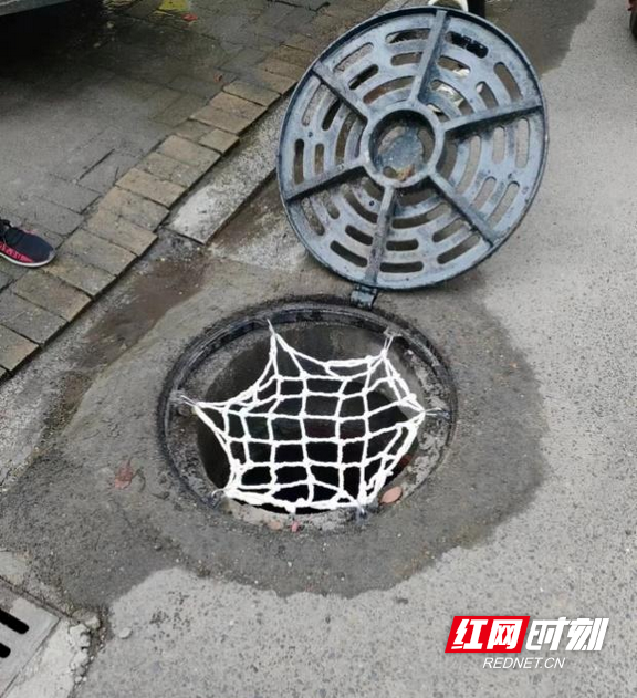 沅江市政井盖加装防护网 守护群众出行安全