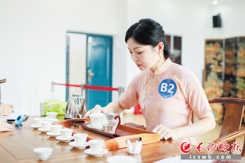 湖南省第一届职业技能大赛开幕 “最美茶艺师”为长沙摘得“首金”