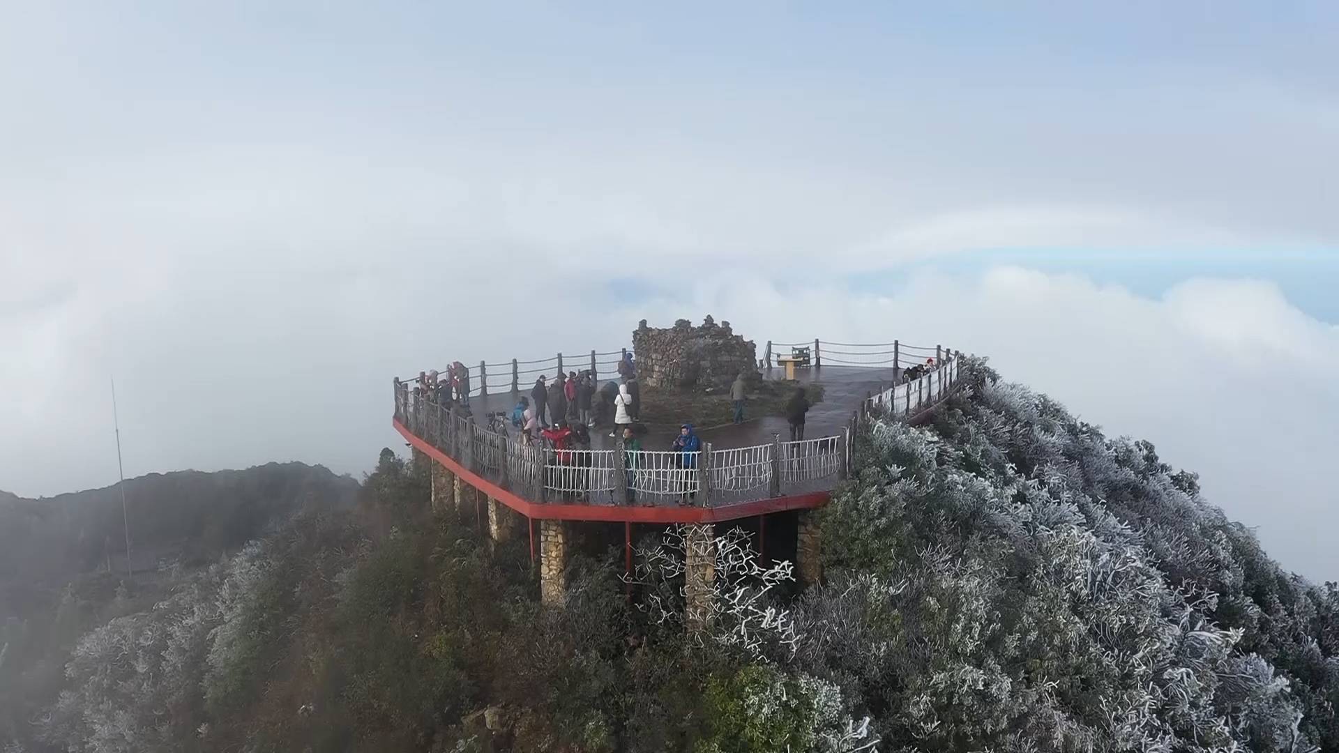 资兴回龙山迎来今冬首场云海雾凇景观