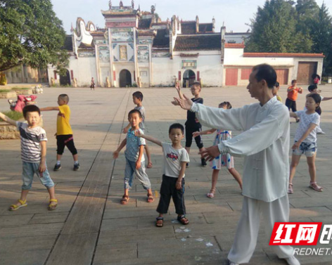 浏阳河畔 黄发垂髫共舞太极