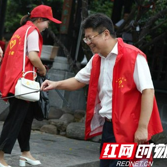 湘西州扶贫办干部职工开展义务清扫垃圾活动