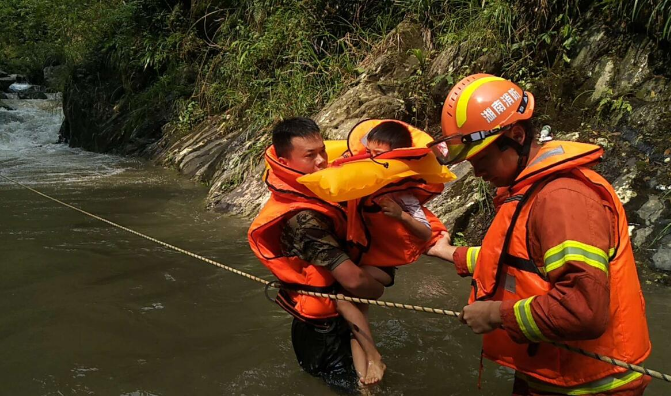 【视频】桃江游客溯溪突遇山洪 救援队紧急救援34人
