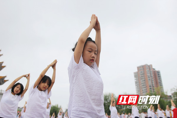 为迎接我国第十个“全民健身日”，8月6日，湖南省道县1000多名健身爱好者参加“全民健身日”展演，向民众展示太极拳、功夫扇、广场舞和瑜伽等多个群众参与度高的健身运动项目，倡导全民健身、快乐健身。（何上进 何红福/摄）