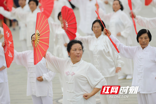 为迎接我国第十个“全民健身日”，8月6日，湖南省道县1000多名健身爱好者参加“全民健身日”展演，向民众展示太极拳、功夫扇、广场舞和瑜伽等多个群众参与度高的健身运动项目，倡导全民健身、快乐健身。（何上进 何红福/摄）