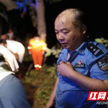 赫山交警：夜幕下54岁的副大队长下水抢救伤员