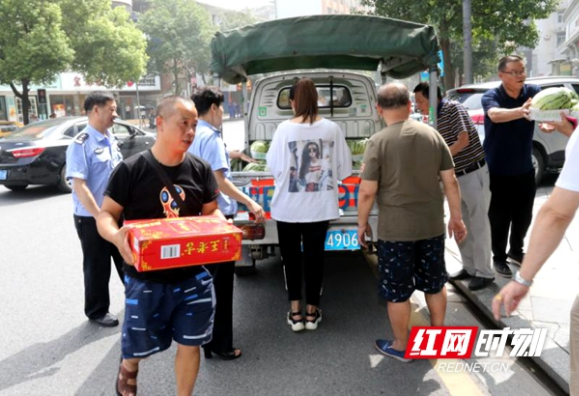 邵阳：交警在岗位  爱心送一线
