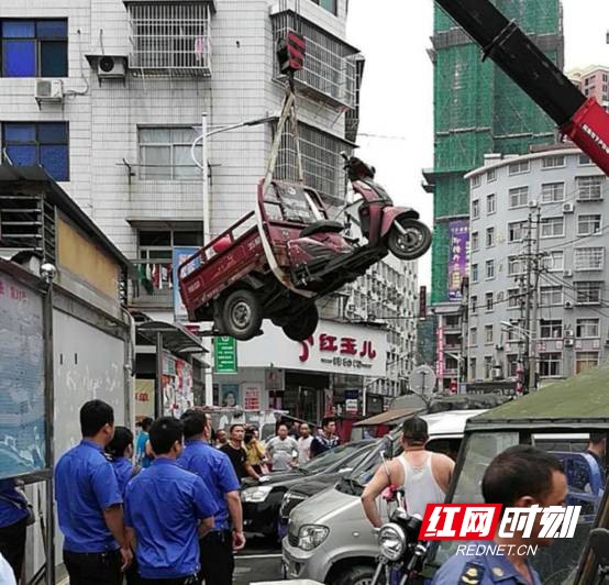 执法人员清理僵尸三轮车。.jpg