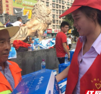 永顺:团县委携手娃哈哈公司开展“送清凉”活动