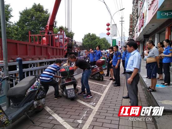 众人合力清理解放路僵尸摩托车。.jpg