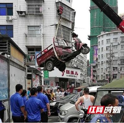 安化城区整治“僵尸车” 预计10天清理200余辆