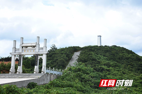 党员带头修起致富路 安化山村建云端