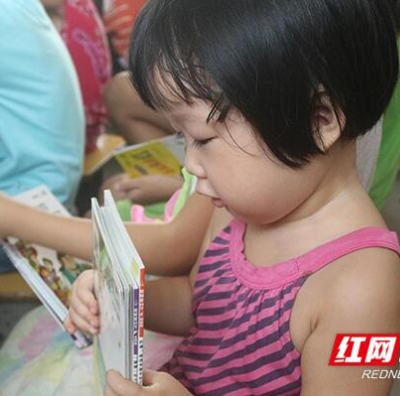 快乐书屋走进安化农家  与孩子们一起“悦”读
