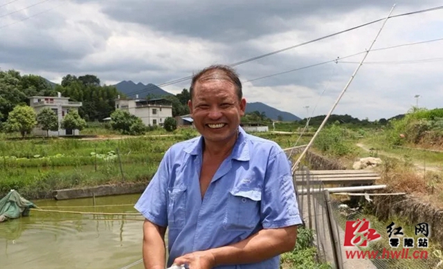 谢林坤，水口山镇羊角井村村民，养殖特色鱼黄鸭叫， 2017年脱贫。“去年收入6万元，脱贫了，今年继续养，不给国家拖后腿。”（杨坤 摄）