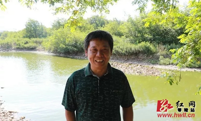 唐大书，邮亭圩镇毛坪村村民，早年失去右臂，因为养鸭成功被村民称为“独臂鸭司令”， 2017年10月脱贫。“虽然我只有一只手，但是我不会问政府白要一分钱，一只手也能脱贫! ”（杨坤 摄）