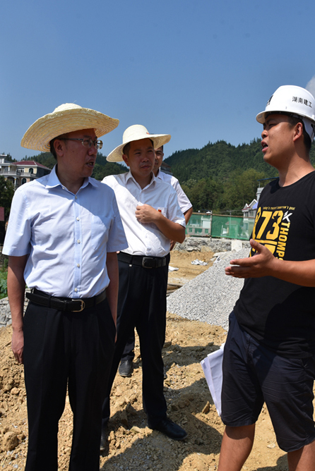 石治平一行深入塔卧镇调研易地扶贫搬迁集中安置点项目建设情况