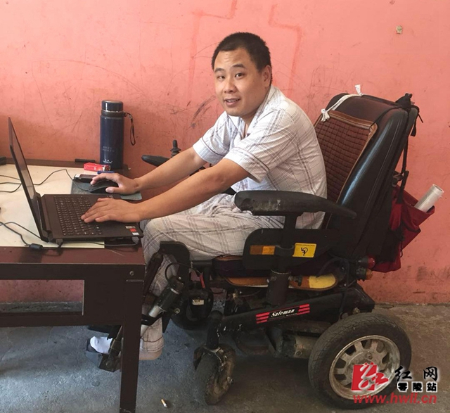 杨迪林，三坛丰村8组贫困户，肢体二级残疾，只能坐在轮椅上，但他人残志坚，不等不靠，利用鼠标键盘从事农村淘宝3年，帮周边各村村民从网上进行代购，同时又在网上销售本地土特产。他说：“生活很公平的，你对他笑，他就会对你笑。”（陈斌 摄）