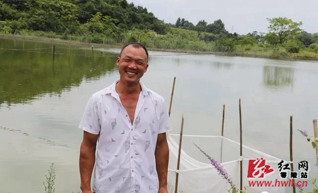 李金余，水口山镇羊角井村村民，养殖稻田禾花鱼，2017年成功脱贫。“去年我承包了16亩责任田，赚了6万多，今年包了25亩，肯定能致富了。”（杨坤 摄）