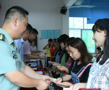 吉首石家冲街道向77名新大学生发放现金奖励