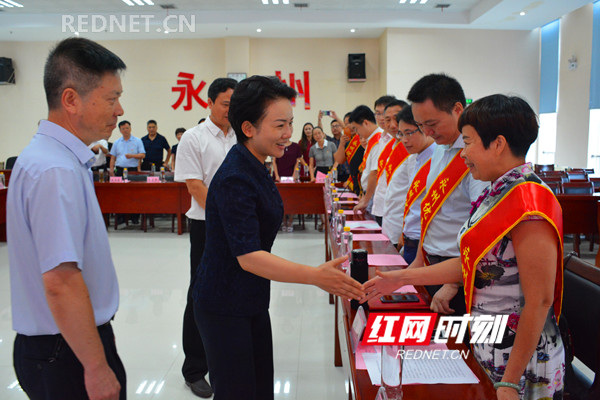 市委书记李晖与优秀医师代表亲切握手。.jpg