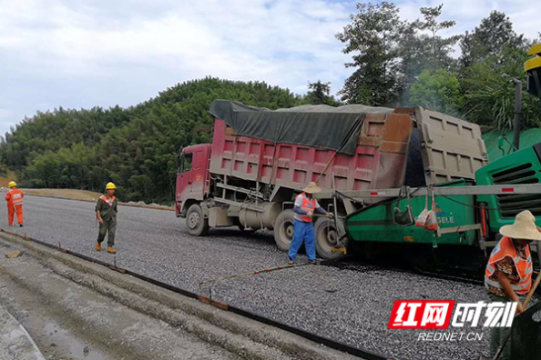 马安高速桃江段全面启动路面沥青摊铺施工