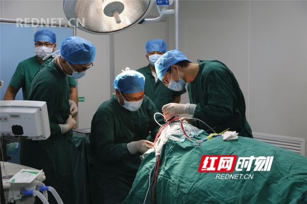这是一个手术难度较大的开颅手术，院里派出了顶级的专家，5名医护人员需连续手术4个小时方能完成。