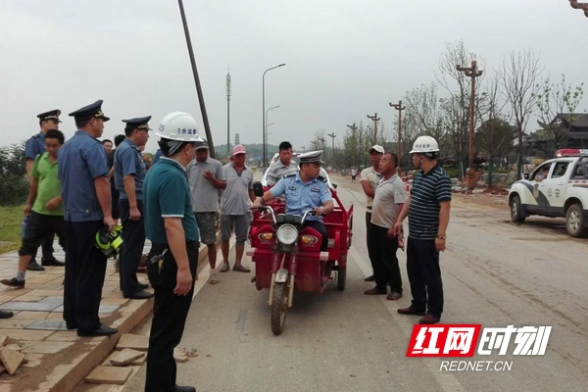 强执法防事故  望城区开展货车违规载人专项整治行动