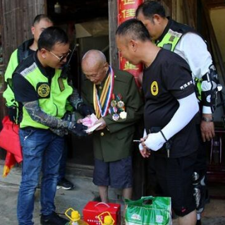 酷！摩友骑行60公里看望桃江武潭百岁抗战老兵