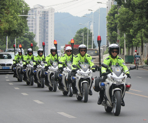 高温“烤”验 “汗”为平安 吉首骑警火热上线