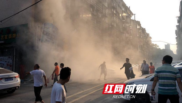 日常勤演练 遇险不慌张 社区居民合力灭火